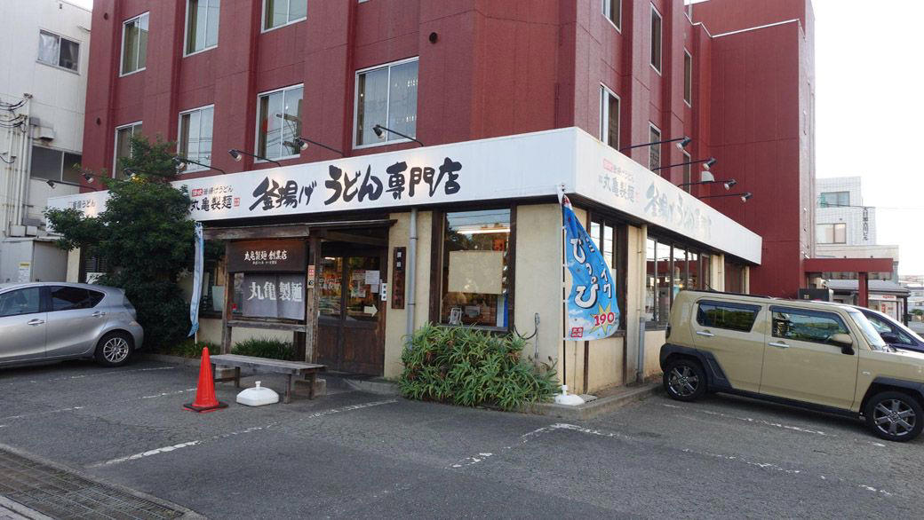 「セルフうどん」2強　実は「店づくりが全然違う？」, まさかの「一大さぬきうどん」ブーム到来　丸亀・はなまる設立に、どう影響した？,  イメージ戦略も分かれる丸亀・はなまる　, 丸亀製麺の「店内製造」が生み出す「高単価・高利益」, 丸亀製麺、セルフうどん動線の改善で「売り上げ2倍」を獲得できたワケ, あらわになった丸亀・はなまるの「経営力の差」ただ「豪運」にもあり？