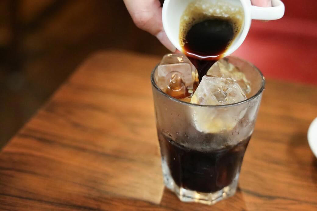 外国人観光客が殺到するコンパルとは？, 昭和20年代の雰囲気をそのまま残す、クラシカルな空間, 創業者が研究を重ねてたどり着いた、“熱々のアイスコーヒー”, 月2万食売れる、名古屋名物・エビフライサンド, テイクアウト可能、老若男女に愛されるお土産