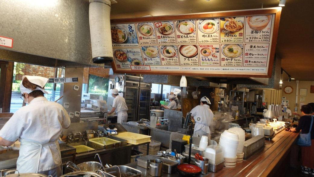「セルフうどん」2強　実は「店づくりが全然違う？」, まさかの「一大さぬきうどん」ブーム到来　丸亀・はなまる設立に、どう影響した？,  イメージ戦略も分かれる丸亀・はなまる　, 丸亀製麺の「店内製造」が生み出す「高単価・高利益」, 丸亀製麺、セルフうどん動線の改善で「売り上げ2倍」を獲得できたワケ, あらわになった丸亀・はなまるの「経営力の差」ただ「豪運」にもあり？