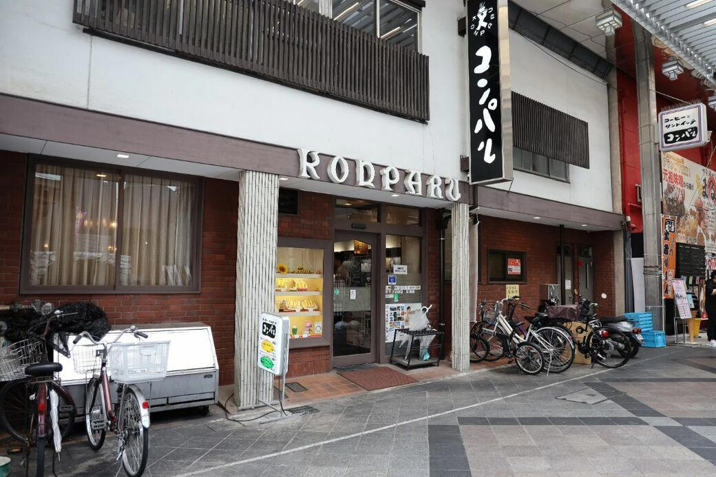 外国人観光客が殺到するコンパルとは？, 昭和20年代の雰囲気をそのまま残す、クラシカルな空間, 創業者が研究を重ねてたどり着いた、“熱々のアイスコーヒー”, 月2万食売れる、名古屋名物・エビフライサンド, テイクアウト可能、老若男女に愛されるお土産