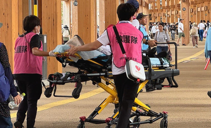 ■「身を切る改革って嘘言うな」, ■「ミャクミャクグッズが売れて助かった」, ■「暑さに耐える修行のよう」, ■直射日光を浴びる「優先座席」, ■「日陰を探して休憩ばかり」