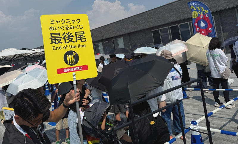 ■「身を切る改革って嘘言うな」, ■「ミャクミャクグッズが売れて助かった」, ■「暑さに耐える修行のよう」, ■直射日光を浴びる「優先座席」, ■「日陰を探して休憩ばかり」