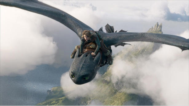 アニメ版のストーリー、世界観、演出がそのまま踏襲された実写版『ヒックとドラゴン』, バイキングたちが暮らすバーク島を完全再現, アニメ版の特徴を押さえながらリアルな造形を実現したドラゴンたち, ヒックを背に乗せ、トゥースが大空を飛び回る爽快感がスケールアップ！, ヒックとトゥースの友情、父ストイックとの軋轢などドラマも見応え十分, アニメ版に続いて最強のバイキング、ストイックを演じたジェラルド・バトラーの存在感, 『リロ＆スティッチ』を手掛けた名コンビ, リアルな世界観を求め生みだされた『ヒックとドラゴン』