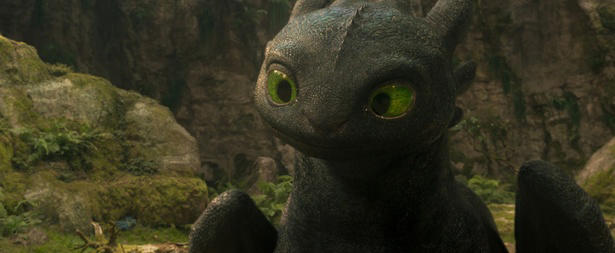 アニメ版のストーリー、世界観、演出がそのまま踏襲された実写版『ヒックとドラゴン』, バイキングたちが暮らすバーク島を完全再現, アニメ版の特徴を押さえながらリアルな造形を実現したドラゴンたち, ヒックを背に乗せ、トゥースが大空を飛び回る爽快感がスケールアップ！, ヒックとトゥースの友情、父ストイックとの軋轢などドラマも見応え十分, アニメ版に続いて最強のバイキング、ストイックを演じたジェラルド・バトラーの存在感, 『リロ＆スティッチ』を手掛けた名コンビ, リアルな世界観を求め生みだされた『ヒックとドラゴン』