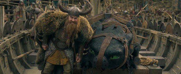 アニメ版のストーリー、世界観、演出がそのまま踏襲された実写版『ヒックとドラゴン』, バイキングたちが暮らすバーク島を完全再現, アニメ版の特徴を押さえながらリアルな造形を実現したドラゴンたち, ヒックを背に乗せ、トゥースが大空を飛び回る爽快感がスケールアップ！, ヒックとトゥースの友情、父ストイックとの軋轢などドラマも見応え十分, アニメ版に続いて最強のバイキング、ストイックを演じたジェラルド・バトラーの存在感, 『リロ＆スティッチ』を手掛けた名コンビ, リアルな世界観を求め生みだされた『ヒックとドラゴン』