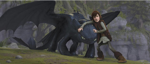 アニメ版のストーリー、世界観、演出がそのまま踏襲された実写版『ヒックとドラゴン』, バイキングたちが暮らすバーク島を完全再現, アニメ版の特徴を押さえながらリアルな造形を実現したドラゴンたち, ヒックを背に乗せ、トゥースが大空を飛び回る爽快感がスケールアップ！, ヒックとトゥースの友情、父ストイックとの軋轢などドラマも見応え十分, アニメ版に続いて最強のバイキング、ストイックを演じたジェラルド・バトラーの存在感, 『リロ＆スティッチ』を手掛けた名コンビ, リアルな世界観を求め生みだされた『ヒックとドラゴン』