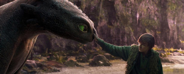 アニメ版のストーリー、世界観、演出がそのまま踏襲された実写版『ヒックとドラゴン』, バイキングたちが暮らすバーク島を完全再現, アニメ版の特徴を押さえながらリアルな造形を実現したドラゴンたち, ヒックを背に乗せ、トゥースが大空を飛び回る爽快感がスケールアップ！, ヒックとトゥースの友情、父ストイックとの軋轢などドラマも見応え十分, アニメ版に続いて最強のバイキング、ストイックを演じたジェラルド・バトラーの存在感, 『リロ＆スティッチ』を手掛けた名コンビ, リアルな世界観を求め生みだされた『ヒックとドラゴン』