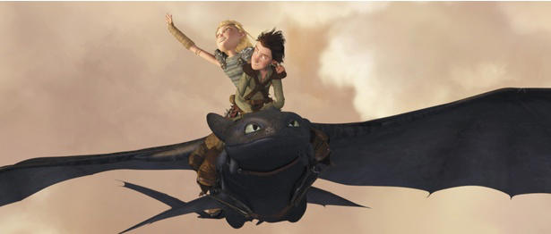 アニメ版のストーリー、世界観、演出がそのまま踏襲された実写版『ヒックとドラゴン』, バイキングたちが暮らすバーク島を完全再現, アニメ版の特徴を押さえながらリアルな造形を実現したドラゴンたち, ヒックを背に乗せ、トゥースが大空を飛び回る爽快感がスケールアップ！, ヒックとトゥースの友情、父ストイックとの軋轢などドラマも見応え十分, アニメ版に続いて最強のバイキング、ストイックを演じたジェラルド・バトラーの存在感, 『リロ＆スティッチ』を手掛けた名コンビ, リアルな世界観を求め生みだされた『ヒックとドラゴン』