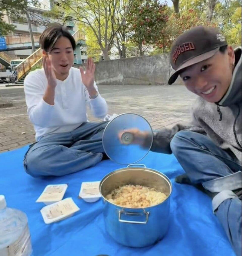 女性YouTuberが二郎系ラーメンを大食い, パンとラーメンが融合, 持ち帰って店外で気軽に楽しむ, Z世代の安全志向に応えるために, Z世代の心情を汲んだビジネスも可能