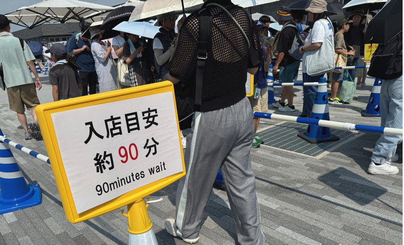 ■「身を切る改革って嘘言うな」, ■「ミャクミャクグッズが売れて助かった」, ■「暑さに耐える修行のよう」, ■直射日光を浴びる「優先座席」, ■「日陰を探して休憩ばかり」