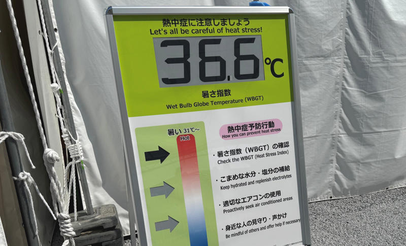 ■「身を切る改革って嘘言うな」, ■「ミャクミャクグッズが売れて助かった」, ■「暑さに耐える修行のよう」, ■直射日光を浴びる「優先座席」, ■「日陰を探して休憩ばかり」