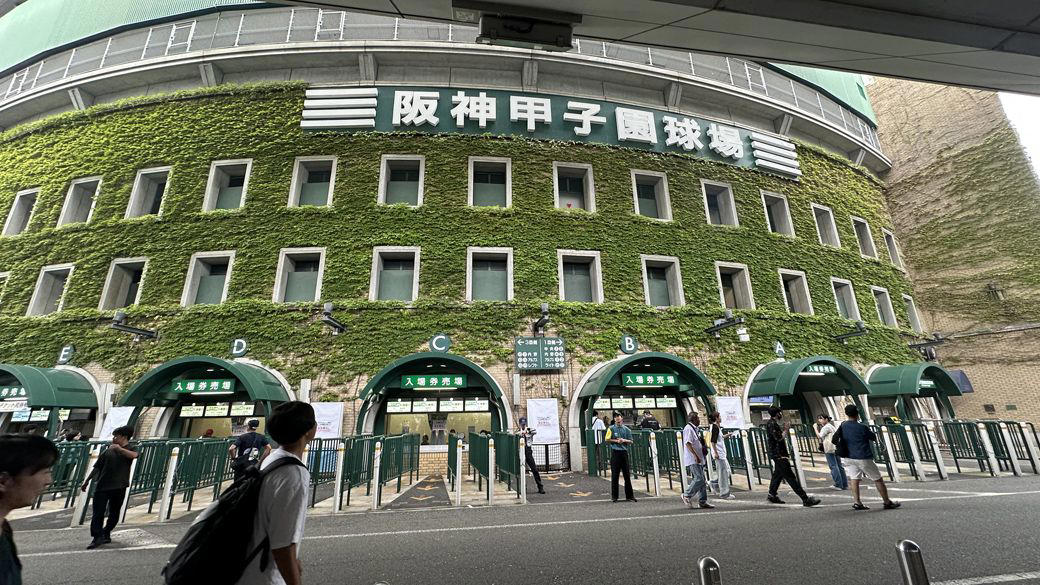 なぜ沖縄県民は甲子園に熱狂するのか？, 1999年、祖父が涙した沖縄尚学の初優勝, 沖縄県勢の吹奏楽応援ソング, “カチャーシー”で喜びを分かち合う沖縄県民