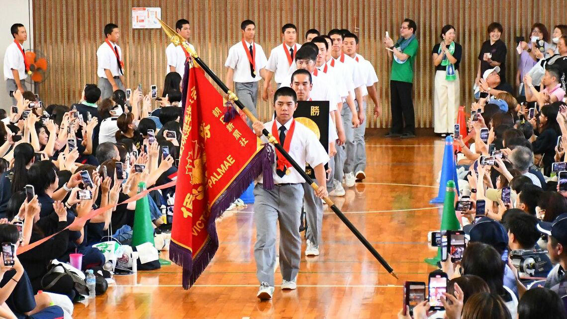 なぜ沖縄県民は甲子園に熱狂するのか？, 1999年、祖父が涙した沖縄尚学の初優勝, 沖縄県勢の吹奏楽応援ソング, “カチャーシー”で喜びを分かち合う沖縄県民