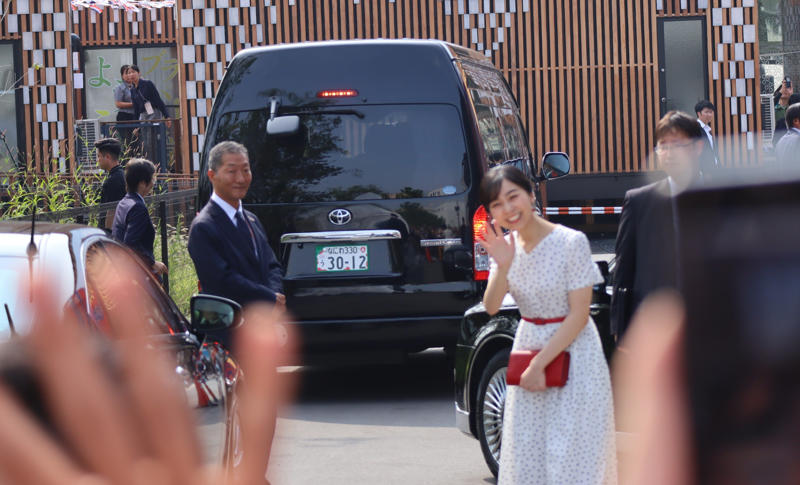 ■ウクライナ大統領夫人以来の厳重警備, ■猛暑で気分が悪くなった人も…, ■歓声にこたえてくれた佳子さま, ■警備の府警は「トラブルがなくてよかった」