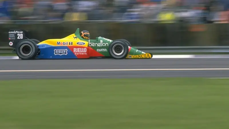 かつてのF1マシンは現在とは大きく異なっていた。, 車の色は現在よりも派手であった。, この点で全力を尽くしたのは、ベネトンだった。, 1987年から1989年までの3シーズン、英伊チームのマシンは特別なものだった。, クラシックなグリーンにブルー、レッド、イエローを組み合わせた。, 真に野心的なカラー・ソリューション。, サンドロ・ナンニーニもこの車のドライバーを務めた。, ティエリー・ブーツェンは素晴らしいドライバーだった。, ベネトンで集中するナンニーニ。, 色とりどりのベネトン4モデル。, ベネトン一族は当初スポンサーとしてF1に参戦。, 四輪のエースとして活躍したのは、ネルソン・ピケだった。, 2001年、チーム最後のF1イヤー。