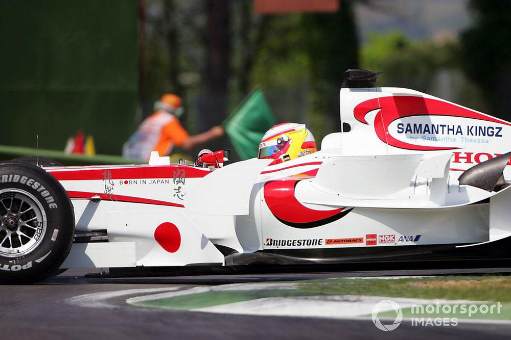 ハースF1（2016）｜ロマン・グロージャン＆エステバン・グティエレス, ロータス（2010）｜ヘイキ・コバライネン＆ヤルノ・トゥルーリ, ヴァージン（2010）｜ティモ・グロック＆ルーカス・ディ・グラッシ, HRT（2010）｜ブルーノ・セナ＆カルン・チャンドック＆山本左近＆クリスチャン・クリエン, スーパーアグリ（2006）｜佐藤琢磨＆井出有治＆フランク・モンタニー＆山本左近, トヨタ（2002）｜ミカ・サロ＆アラン・マクニッシュ, スチュワート（1997）｜ルーベンス・バリチェロ＆ヤン・マグヌッセン, ローラ（1997）｜ヴィンチェンツォ・ソスピリ＆リカルド・ロセット