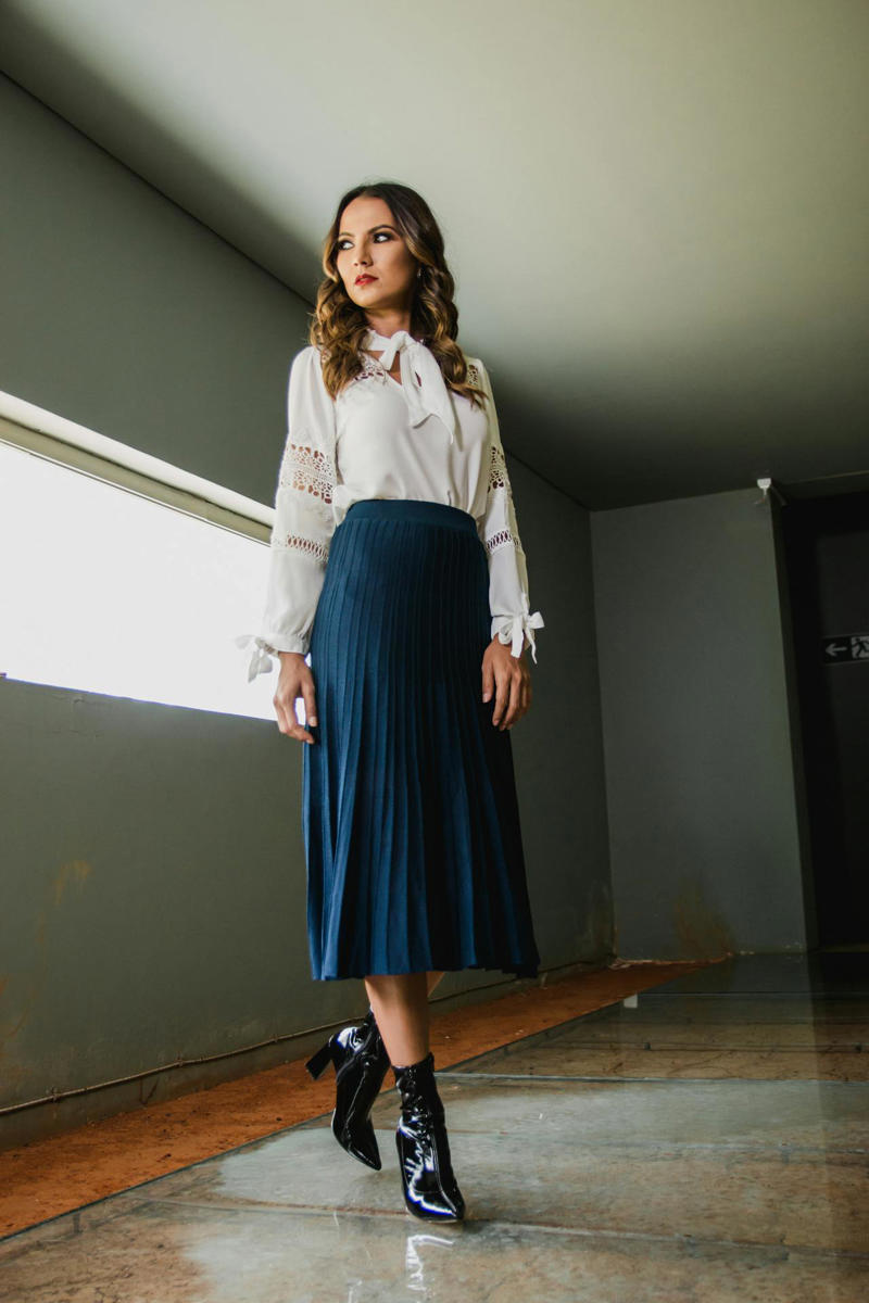 Knotted Button-Down, Midi Skirt, Cashmere Hoodie, Dark Wash Jeans, Silk Camisole, Leather Jacket, Monochrome Outfit, Wide-Leg Pants, Layered Turtleneck, Belted Dress, White Sneakers, Structured Knit Polo, Denim Shirt Dress