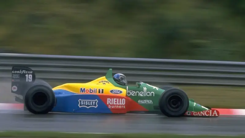 かつてのF1マシンは現在とは大きく異なっていた。, 車の色は現在よりも派手であった。, この点で全力を尽くしたのは、ベネトンだった。, 1987年から1989年までの3シーズン、英伊チームのマシンは特別なものだった。, クラシックなグリーンにブルー、レッド、イエローを組み合わせた。, 真に野心的なカラー・ソリューション。, サンドロ・ナンニーニもこの車のドライバーを務めた。, ティエリー・ブーツェンは素晴らしいドライバーだった。, ベネトンで集中するナンニーニ。, 色とりどりのベネトン4モデル。, ベネトン一族は当初スポンサーとしてF1に参戦。, 四輪のエースとして活躍したのは、ネルソン・ピケだった。, 2001年、チーム最後のF1イヤー。