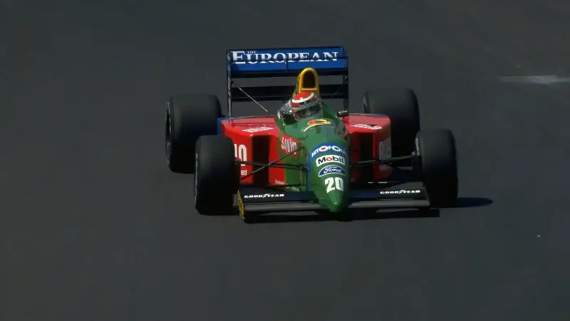 かつてのF1マシンは現在とは大きく異なっていた。, 車の色は現在よりも派手であった。, この点で全力を尽くしたのは、ベネトンだった。, 1987年から1989年までの3シーズン、英伊チームのマシンは特別なものだった。, クラシックなグリーンにブルー、レッド、イエローを組み合わせた。, 真に野心的なカラー・ソリューション。, サンドロ・ナンニーニもこの車のドライバーを務めた。, ティエリー・ブーツェンは素晴らしいドライバーだった。, ベネトンで集中するナンニーニ。, 色とりどりのベネトン4モデル。, ベネトン一族は当初スポンサーとしてF1に参戦。, 四輪のエースとして活躍したのは、ネルソン・ピケだった。, 2001年、チーム最後のF1イヤー。