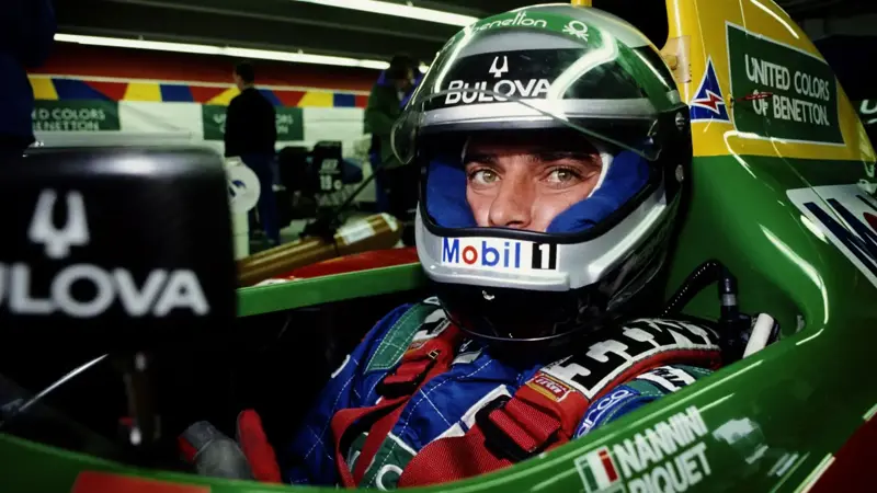 かつてのF1マシンは現在とは大きく異なっていた。, 車の色は現在よりも派手であった。, この点で全力を尽くしたのは、ベネトンだった。, 1987年から1989年までの3シーズン、英伊チームのマシンは特別なものだった。, クラシックなグリーンにブルー、レッド、イエローを組み合わせた。, 真に野心的なカラー・ソリューション。, サンドロ・ナンニーニもこの車のドライバーを務めた。, ティエリー・ブーツェンは素晴らしいドライバーだった。, ベネトンで集中するナンニーニ。, 色とりどりのベネトン4モデル。, ベネトン一族は当初スポンサーとしてF1に参戦。, 四輪のエースとして活躍したのは、ネルソン・ピケだった。, 2001年、チーム最後のF1イヤー。