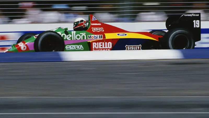 かつてのF1マシンは現在とは大きく異なっていた。, 車の色は現在よりも派手であった。, この点で全力を尽くしたのは、ベネトンだった。, 1987年から1989年までの3シーズン、英伊チームのマシンは特別なものだった。, クラシックなグリーンにブルー、レッド、イエローを組み合わせた。, 真に野心的なカラー・ソリューション。, サンドロ・ナンニーニもこの車のドライバーを務めた。, ティエリー・ブーツェンは素晴らしいドライバーだった。, ベネトンで集中するナンニーニ。, 色とりどりのベネトン4モデル。, ベネトン一族は当初スポンサーとしてF1に参戦。, 四輪のエースとして活躍したのは、ネルソン・ピケだった。, 2001年、チーム最後のF1イヤー。