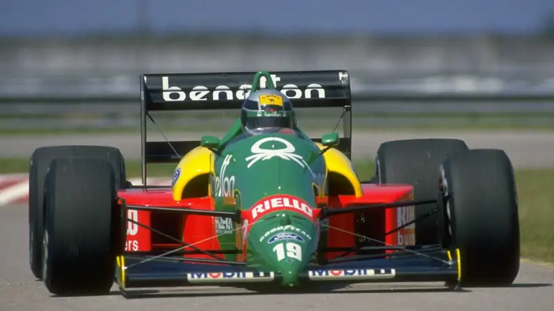 かつてのF1マシンは現在とは大きく異なっていた。, 車の色は現在よりも派手であった。, この点で全力を尽くしたのは、ベネトンだった。, 1987年から1989年までの3シーズン、英伊チームのマシンは特別なものだった。, クラシックなグリーンにブルー、レッド、イエローを組み合わせた。, 真に野心的なカラー・ソリューション。, サンドロ・ナンニーニもこの車のドライバーを務めた。, ティエリー・ブーツェンは素晴らしいドライバーだった。, ベネトンで集中するナンニーニ。, 色とりどりのベネトン4モデル。, ベネトン一族は当初スポンサーとしてF1に参戦。, 四輪のエースとして活躍したのは、ネルソン・ピケだった。, 2001年、チーム最後のF1イヤー。