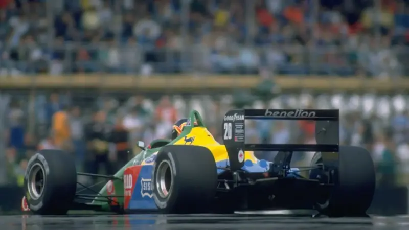 かつてのF1マシンは現在とは大きく異なっていた。, 車の色は現在よりも派手であった。, この点で全力を尽くしたのは、ベネトンだった。, 1987年から1989年までの3シーズン、英伊チームのマシンは特別なものだった。, クラシックなグリーンにブルー、レッド、イエローを組み合わせた。, 真に野心的なカラー・ソリューション。, サンドロ・ナンニーニもこの車のドライバーを務めた。, ティエリー・ブーツェンは素晴らしいドライバーだった。, ベネトンで集中するナンニーニ。, 色とりどりのベネトン4モデル。, ベネトン一族は当初スポンサーとしてF1に参戦。, 四輪のエースとして活躍したのは、ネルソン・ピケだった。, 2001年、チーム最後のF1イヤー。