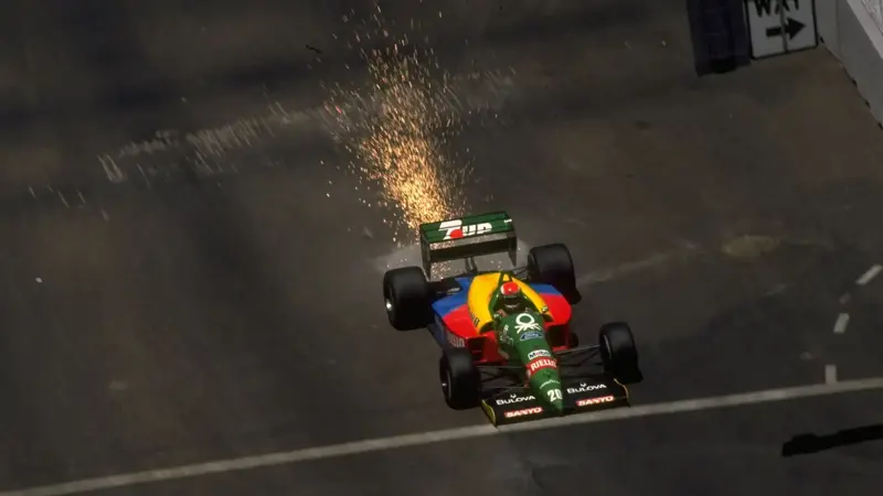 かつてのF1マシンは現在とは大きく異なっていた。, 車の色は現在よりも派手であった。, この点で全力を尽くしたのは、ベネトンだった。, 1987年から1989年までの3シーズン、英伊チームのマシンは特別なものだった。, クラシックなグリーンにブルー、レッド、イエローを組み合わせた。, 真に野心的なカラー・ソリューション。, サンドロ・ナンニーニもこの車のドライバーを務めた。, ティエリー・ブーツェンは素晴らしいドライバーだった。, ベネトンで集中するナンニーニ。, 色とりどりのベネトン4モデル。, ベネトン一族は当初スポンサーとしてF1に参戦。, 四輪のエースとして活躍したのは、ネルソン・ピケだった。, 2001年、チーム最後のF1イヤー。