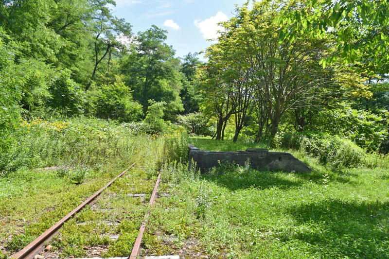 かつての炭鉱鉄道が残したもの, 志文駅──静かな出発点, 上志文駅跡──スキー場のそばの静けさ, 朝日駅──鉄道公園に残る記憶, 美流渡──かつての主要駅と謎めいたカフェ, 万字炭山駅──静かに自然へ還る終着点, 錆びたレールの向こうに、確かにあった時間