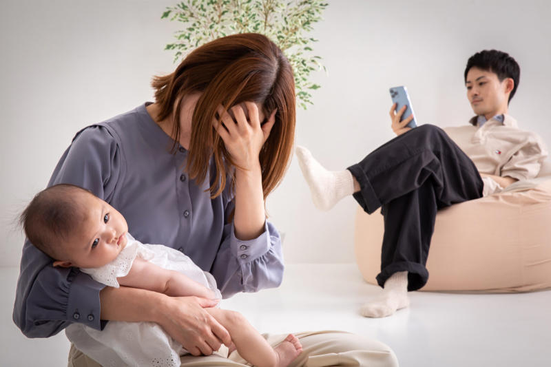 子育てを妻任せにする夫は実は多い, 子育てが他人事な夫の特徴, ①育児は妻の役割だと思っている, ②仕事が忙しいことを言い訳にしている, ③育児の本当の大変さを理解していない, ④育児に参加しても自信が持てない, ⑤子どもとの接し方が分からない, ⑥自分の自由な時間を優先している, ⑦自分の父親も育児をしていなかった, 夫が育児に参加しやすくなるための工夫, 育児でやることを明確に伝える, 夫の得意なことから育児を任せる, 育児に口出しせず感謝を伝える