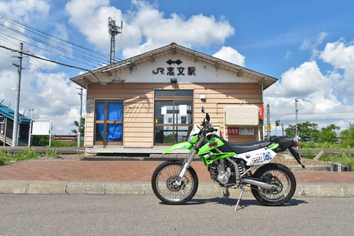 かつての炭鉱鉄道が残したもの, 志文駅──静かな出発点, 上志文駅跡──スキー場のそばの静けさ, 朝日駅──鉄道公園に残る記憶, 美流渡──かつての主要駅と謎めいたカフェ, 万字炭山駅──静かに自然へ還る終着点, 錆びたレールの向こうに、確かにあった時間