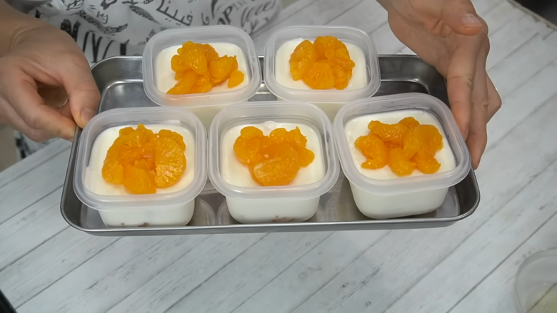 ・用意するもの, 1．粉ゼラチンをお湯で溶かす, 2．ヨーグルトとグラニュー糖を湯煎に当てながら混ぜる, 4．生クリームにレモン汁を加え、泡立てる, 5．3を数回に分けて4に加え、みかんを入れる, 6．タッパーに入れ、冷蔵庫で2～3時間冷やし固める, 7．トッピング用のみかんをヨーグルトムースにのせて完成！