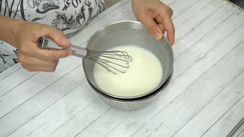 ・用意するもの, 1．粉ゼラチンをお湯で溶かす, 2．ヨーグルトとグラニュー糖を湯煎に当てながら混ぜる, 4．生クリームにレモン汁を加え、泡立てる, 5．3を数回に分けて4に加え、みかんを入れる, 6．タッパーに入れ、冷蔵庫で2～3時間冷やし固める, 7．トッピング用のみかんをヨーグルトムースにのせて完成！