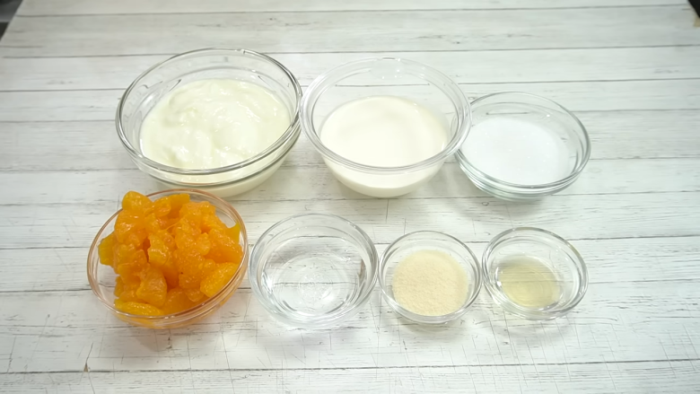 ・用意するもの, 1．粉ゼラチンをお湯で溶かす, 2．ヨーグルトとグラニュー糖を湯煎に当てながら混ぜる, 4．生クリームにレモン汁を加え、泡立てる, 5．3を数回に分けて4に加え、みかんを入れる, 6．タッパーに入れ、冷蔵庫で2～3時間冷やし固める, 7．トッピング用のみかんをヨーグルトムースにのせて完成！