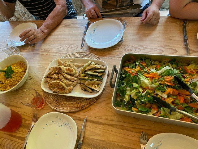 家庭菜園の野菜や果物をいただくのが夏のぜいたく, 最高のぜいたくな食事は、もちろん庭やテラスで, ゆっくり食事をいただいたら家族で自然を楽しむ, ゆったりと自然の中で食事をするのがフランス流
