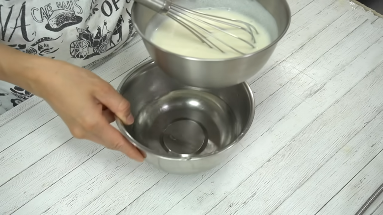 ・用意するもの, 1．粉ゼラチンをお湯で溶かす, 2．ヨーグルトとグラニュー糖を湯煎に当てながら混ぜる, 4．生クリームにレモン汁を加え、泡立てる, 5．3を数回に分けて4に加え、みかんを入れる, 6．タッパーに入れ、冷蔵庫で2～3時間冷やし固める, 7．トッピング用のみかんをヨーグルトムースにのせて完成！