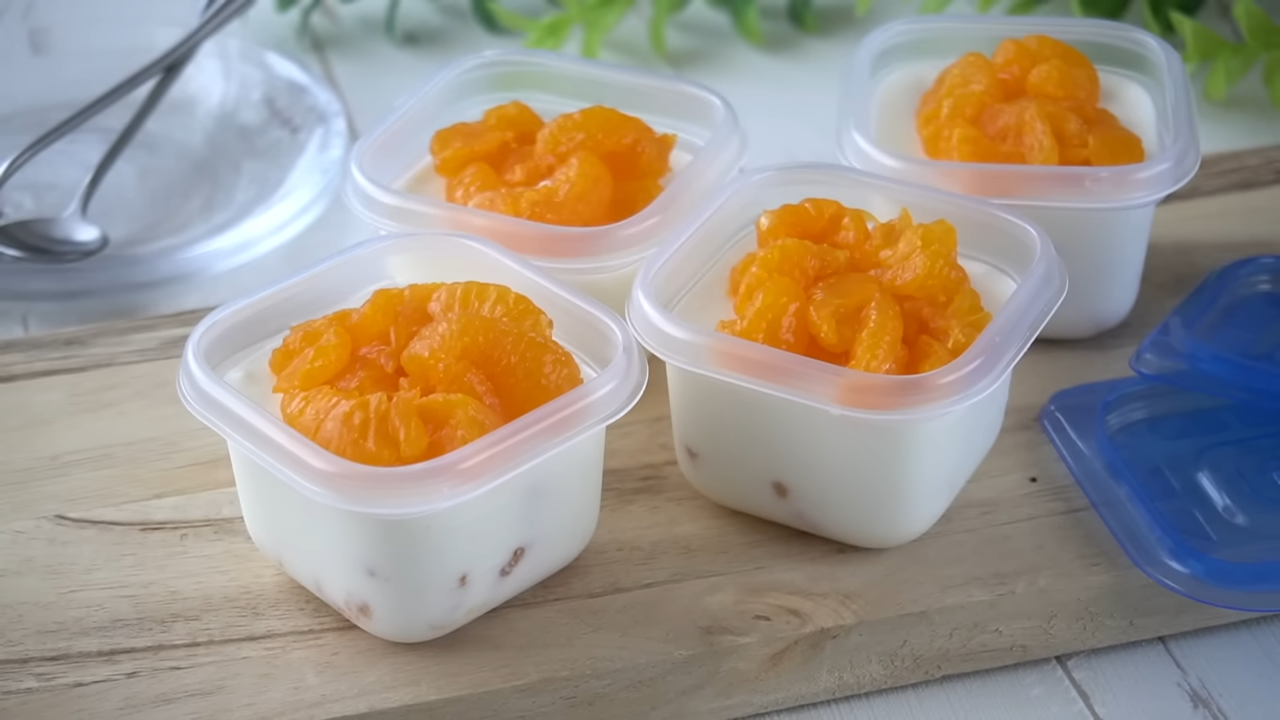 ・用意するもの, 1．粉ゼラチンをお湯で溶かす, 2．ヨーグルトとグラニュー糖を湯煎に当てながら混ぜる, 4．生クリームにレモン汁を加え、泡立てる, 5．3を数回に分けて4に加え、みかんを入れる, 6．タッパーに入れ、冷蔵庫で2～3時間冷やし固める, 7．トッピング用のみかんをヨーグルトムースにのせて完成！