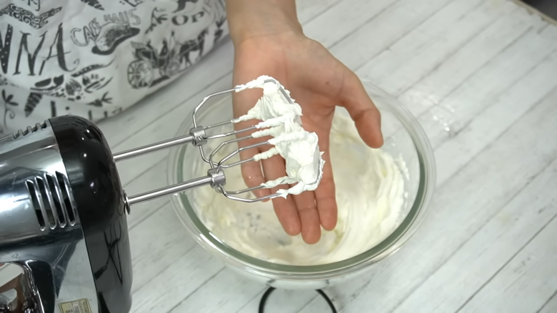 ・用意するもの, 1．粉ゼラチンをお湯で溶かす, 2．ヨーグルトとグラニュー糖を湯煎に当てながら混ぜる, 4．生クリームにレモン汁を加え、泡立てる, 5．3を数回に分けて4に加え、みかんを入れる, 6．タッパーに入れ、冷蔵庫で2～3時間冷やし固める, 7．トッピング用のみかんをヨーグルトムースにのせて完成！