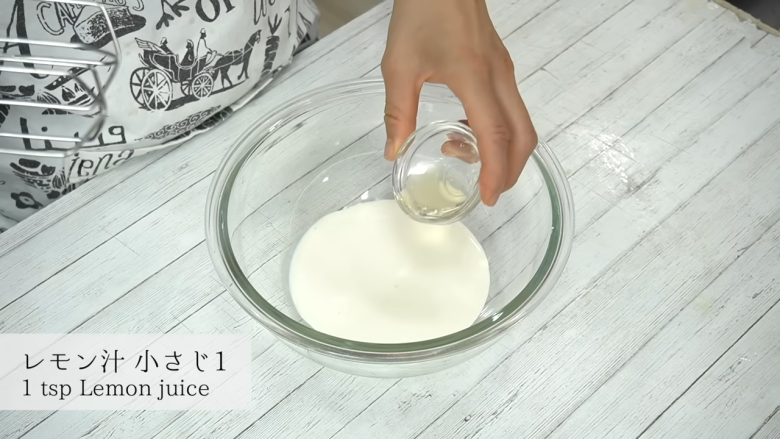 ・用意するもの, 1．粉ゼラチンをお湯で溶かす, 2．ヨーグルトとグラニュー糖を湯煎に当てながら混ぜる, 4．生クリームにレモン汁を加え、泡立てる, 5．3を数回に分けて4に加え、みかんを入れる, 6．タッパーに入れ、冷蔵庫で2～3時間冷やし固める, 7．トッピング用のみかんをヨーグルトムースにのせて完成！