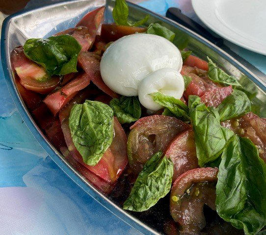 家庭菜園の野菜や果物をいただくのが夏のぜいたく, 最高のぜいたくな食事は、もちろん庭やテラスで, ゆっくり食事をいただいたら家族で自然を楽しむ, ゆったりと自然の中で食事をするのがフランス流