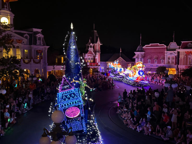 How much does it cost to go to Dollywood or Disney World?, Rides and attractions, Shows and entertainment, Dining at Dollywood and Disney World, Seasonal events, Dollywood and Disney hotels, Is Dollywood or Disney World best for you?