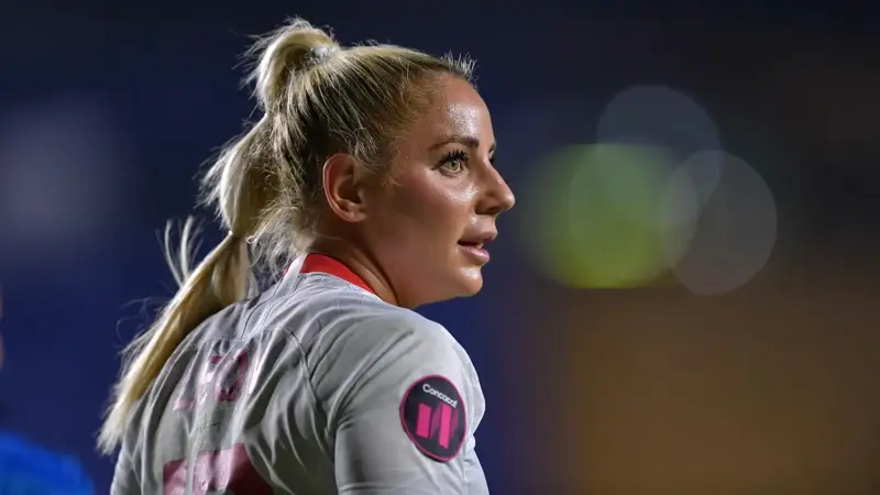 サッカー選手はトロント・レディ・リンクスでキャリアをスタートさせた。, 2016年にアメリカを離れ、スイスでプレーすることになった。, アメリカに戻った後、2019年にイングランドとウェストハムを選んだ。, イングランドのクラブで43試合に出場した後、マンチェスター・ユナイテッドとポートランド・ソーンズに移籍した。, 2023年、ウェストハムへの復帰を決めた。, 2025年、サンディエゴ・ウェーブに移籍しアメリカに戻る。, 同選手は最強のカナダ人選手の一人。, 2013年にA代表デビュー。, 東京五輪2020ではカナダ代表として金メダルを獲得した。, アドリアナ・レオンのインスタグラムのフォロワー数は20万人以上。, サッカー選手は世界中で人気を誇っている。, カナダ代表として125試合に出場。