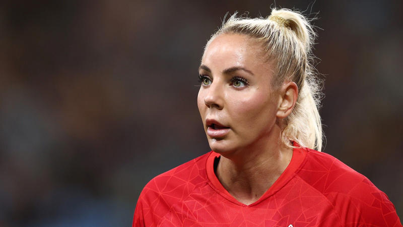 サッカー選手はトロント・レディ・リンクスでキャリアをスタートさせた。, 2016年にアメリカを離れ、スイスでプレーすることになった。, アメリカに戻った後、2019年にイングランドとウェストハムを選んだ。, イングランドのクラブで43試合に出場した後、マンチェスター・ユナイテッドとポートランド・ソーンズに移籍した。, 2023年、ウェストハムへの復帰を決めた。, 2025年、サンディエゴ・ウェーブに移籍しアメリカに戻る。, 同選手は最強のカナダ人選手の一人。, 2013年にA代表デビュー。, 東京五輪2020ではカナダ代表として金メダルを獲得した。, アドリアナ・レオンのインスタグラムのフォロワー数は20万人以上。, サッカー選手は世界中で人気を誇っている。, カナダ代表として125試合に出場。