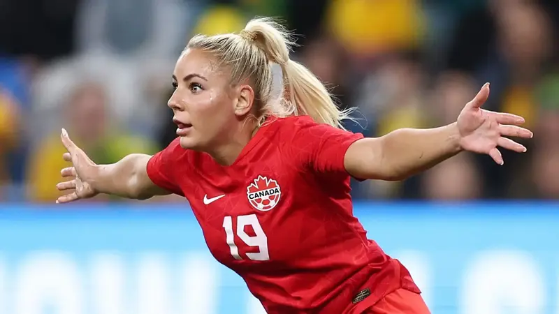 サッカー選手はトロント・レディ・リンクスでキャリアをスタートさせた。, 2016年にアメリカを離れ、スイスでプレーすることになった。, アメリカに戻った後、2019年にイングランドとウェストハムを選んだ。, イングランドのクラブで43試合に出場した後、マンチェスター・ユナイテッドとポートランド・ソーンズに移籍した。, 2023年、ウェストハムへの復帰を決めた。, 2025年、サンディエゴ・ウェーブに移籍しアメリカに戻る。, 同選手は最強のカナダ人選手の一人。, 2013年にA代表デビュー。, 東京五輪2020ではカナダ代表として金メダルを獲得した。, アドリアナ・レオンのインスタグラムのフォロワー数は20万人以上。, サッカー選手は世界中で人気を誇っている。, カナダ代表として125試合に出場。