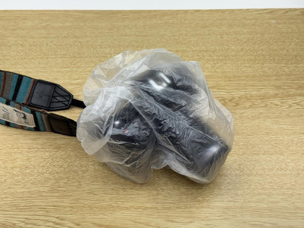 【1】スーツケースに手荷物をかけられる「ベビーカーフック」, 【2】スリ対策の救世主！「ファスナークリップ」, 【3】荷物を床に置かずにすむ「コンパクトフック」, 【4】靴カバーやレインガードに！「シャワーキャップ」, 【5】海外でごくごく麦茶が飲める！「ペットボトル用麦茶」
