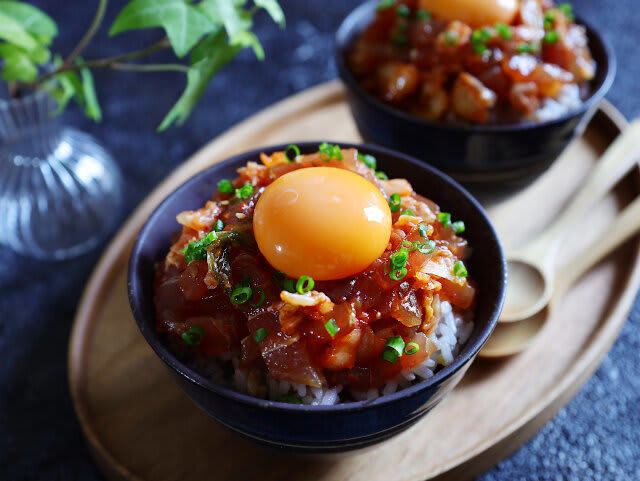 まぐろとキムチのユッケ丼を試すのにかかる時間, まぐろとキムチのユッケ丼のレシピ, まぐろとキムチのユッケ丼の材料（2人分）, まぐろとキムチのユッケ丼の作り方
