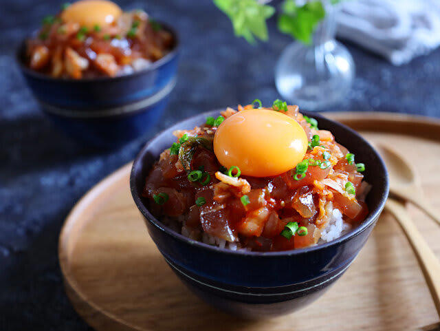 まぐろとキムチのユッケ丼を試すのにかかる時間, まぐろとキムチのユッケ丼のレシピ, まぐろとキムチのユッケ丼の材料（2人分）, まぐろとキムチのユッケ丼の作り方