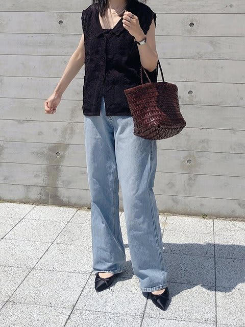 爽やかな白パンツと合わせてコーデの引き締め役に, カジュアルなデニムも洗練された印象を与える, ノースリーブの黒ブラウス×ナロースカートでスタイルアップ, さっと羽織ってコーデを華やかに魅せる, くすみカラーのスカートでシックに着こなす