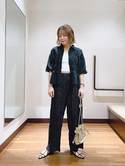 爽やかな白パンツと合わせてコーデの引き締め役に, カジュアルなデニムも洗練された印象を与える, ノースリーブの黒ブラウス×ナロースカートでスタイルアップ, さっと羽織ってコーデを華やかに魅せる, くすみカラーのスカートでシックに着こなす