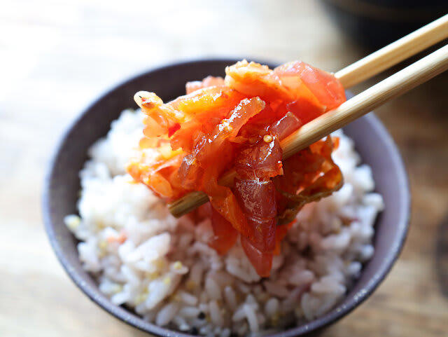 まぐろとキムチのユッケ丼を試すのにかかる時間, まぐろとキムチのユッケ丼のレシピ, まぐろとキムチのユッケ丼の材料（2人分）, まぐろとキムチのユッケ丼の作り方